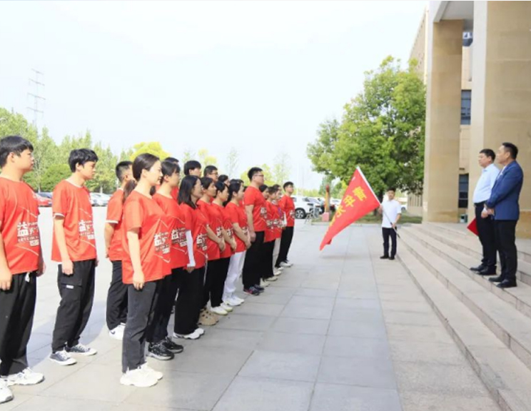 弘扬五四精神 激扬青春力量——河南乐玩lewin官网集团开展青年徒步活动